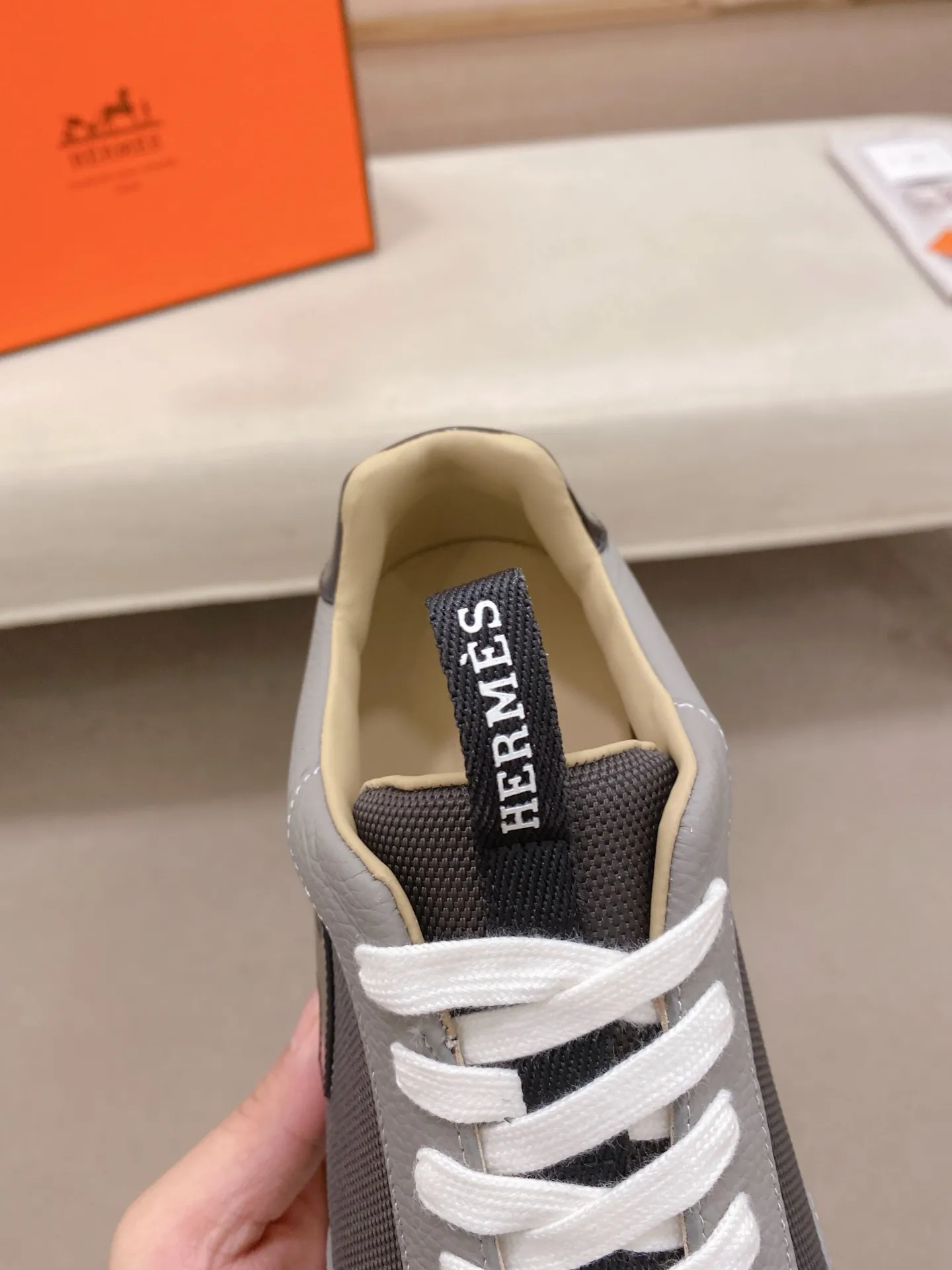 Men's shoes💰: 640💰HERMES/Hermes Leader sneakers! Tech twill, calfskin and suede goatskin sneakers featuring paneled multicolor twill, calfskin and suede. Lightweight geometric sole for a stylish urban look. Product details: White and orange rubber sole Black rubber sole with orange rubber insert Light natural leather insert White rubber toe cap Beige lambskin insole and lining Cotton strap, rubber lettering Sole height: 4cm Size: 38-39-40-41-42-43-44 (45.46 custom-made)